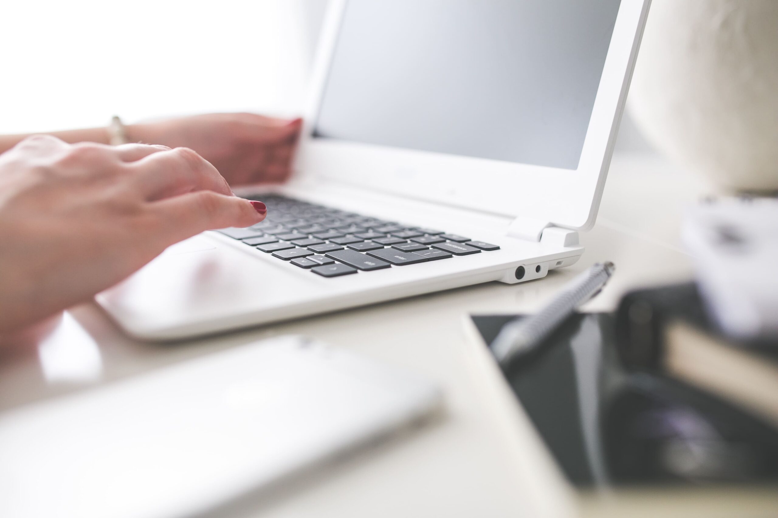 05_hands-writting-laptop
